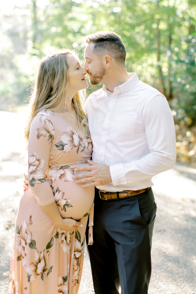 maternity session kissing