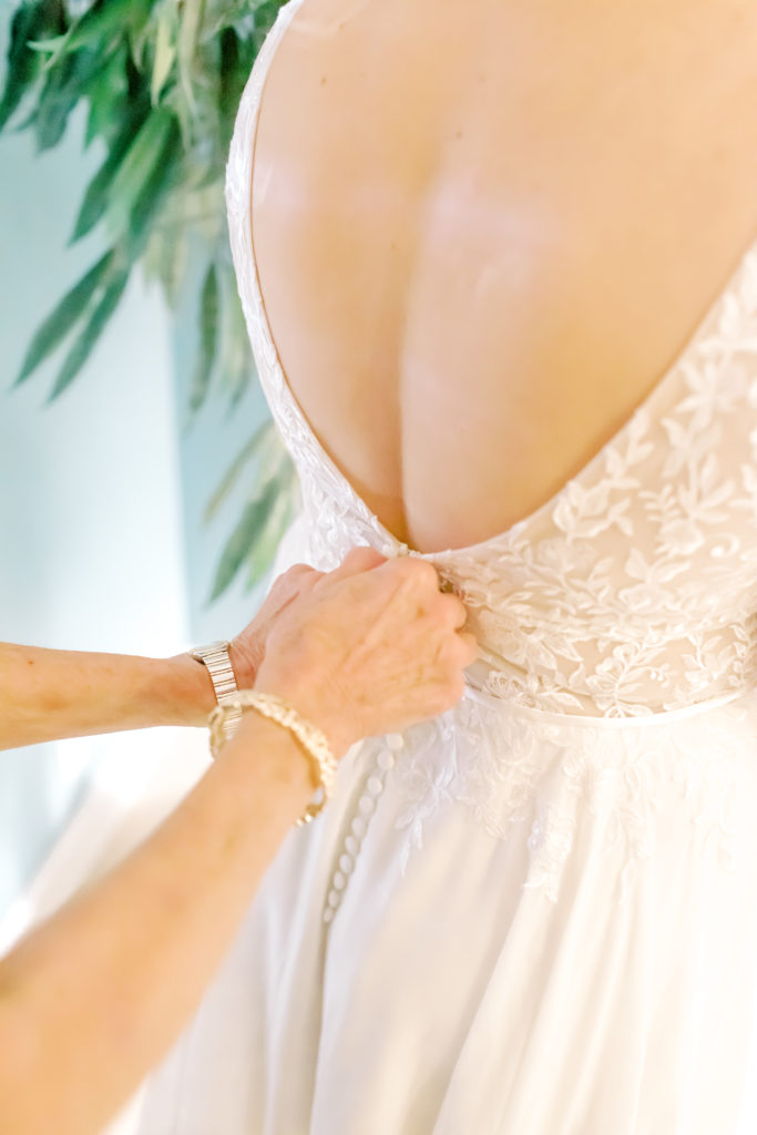 mom zipping up bride dress in jacksonville florida | Jacksonville, Wedding Photographer | Photo by Mary Catherine Echols
